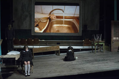 Jelenet az előadásból - © theater.hu - Ilovszky  Béla